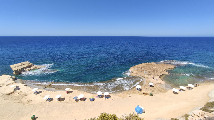 Pláž Għar Qawqla pod apartmánem