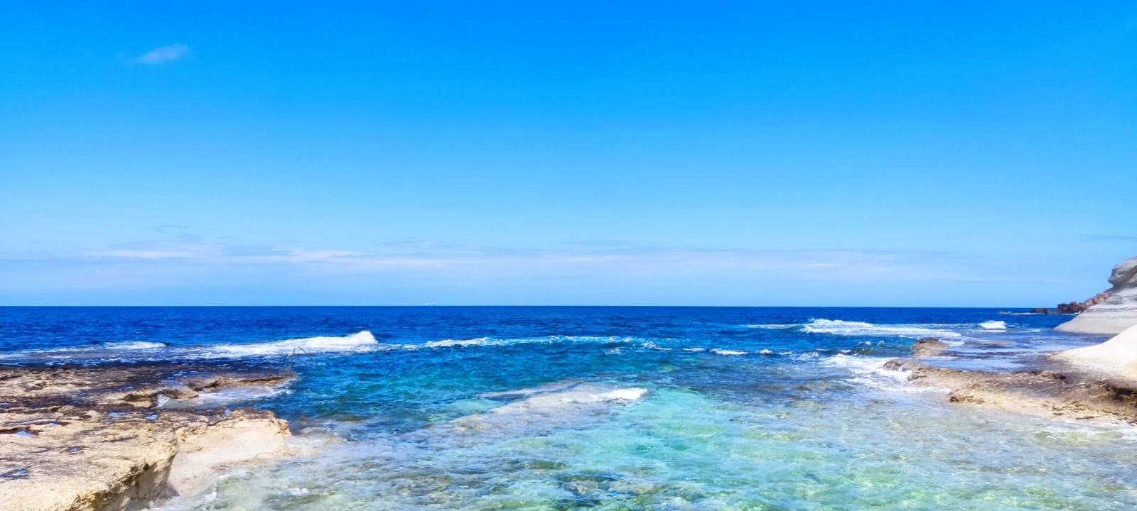 Průzračné moře u Marsalfornu na ostrově Gozo